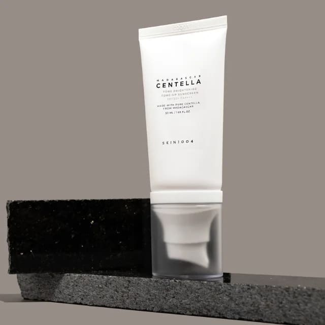 Protector solar iluminador con tono Centella de Madagascar SPF50+ PA++++ (50 ml)